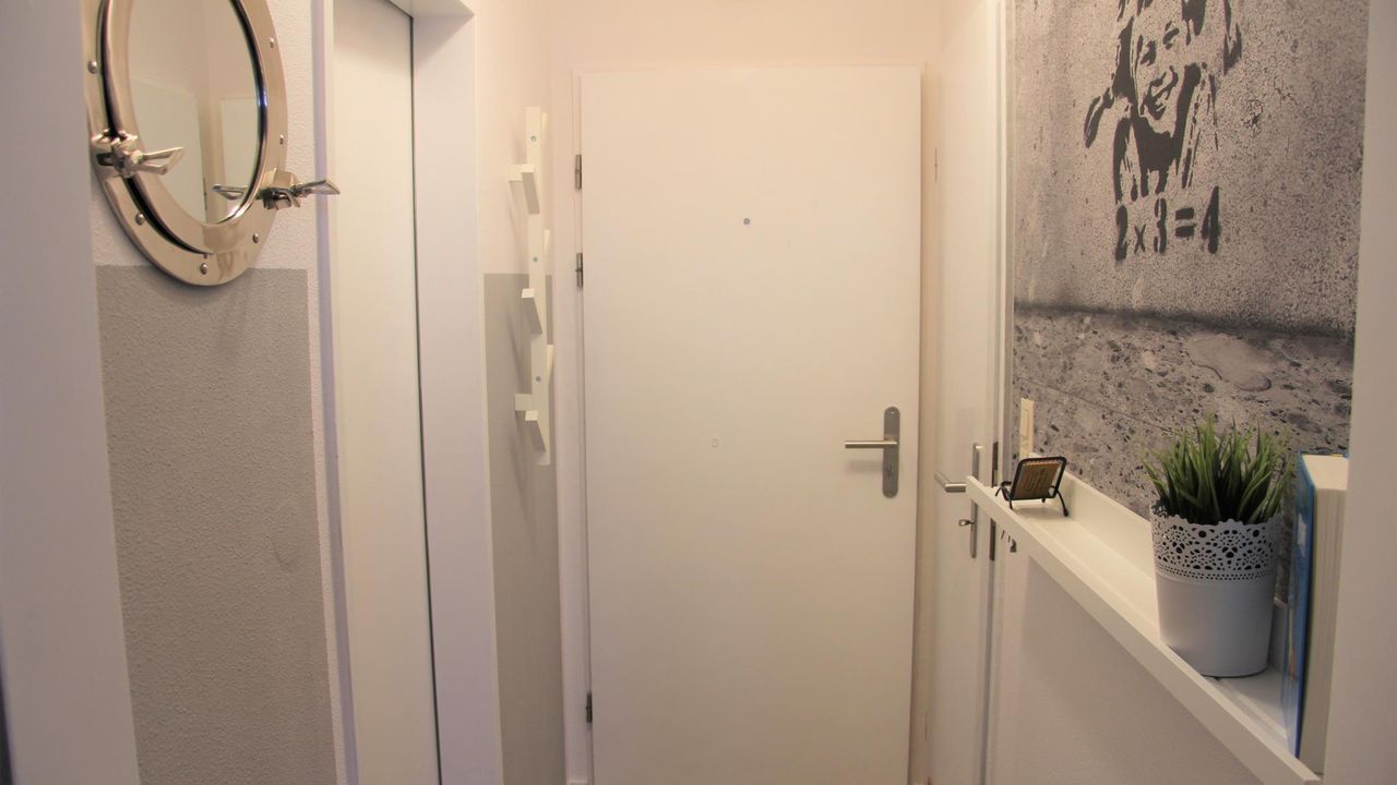 Flur mit Blick zur Eingangstür Flur mit Blick zur Eingangstür